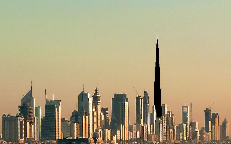 De skyline van Dubai met de Burj Khalifa bij zonsondergang