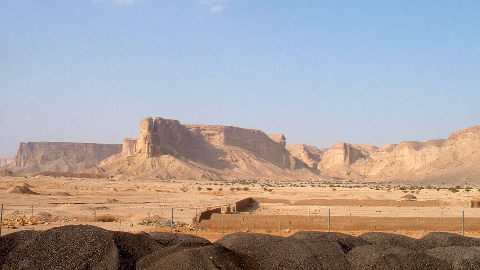 De kliffen van het Tuwaiq-gebergte bij Riyad