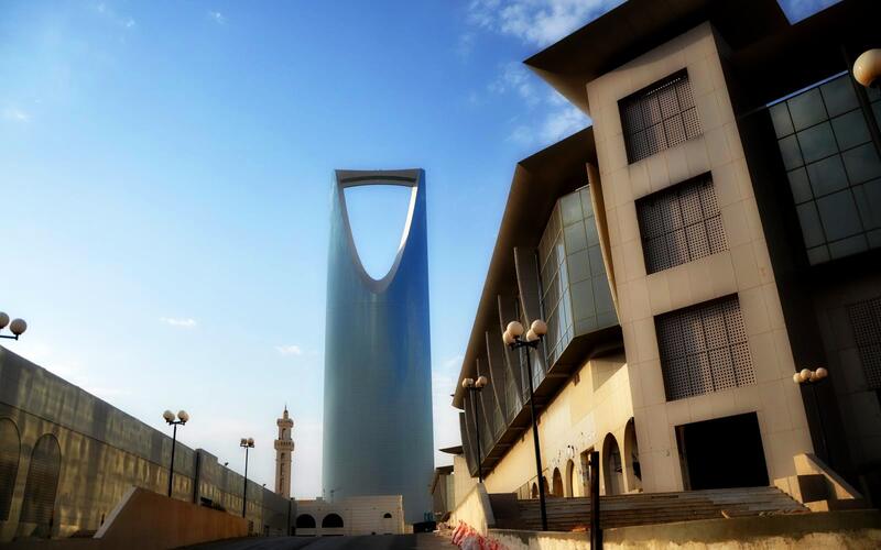De Kingdom Centre Tower in Riyad tegen een blauwe lucht