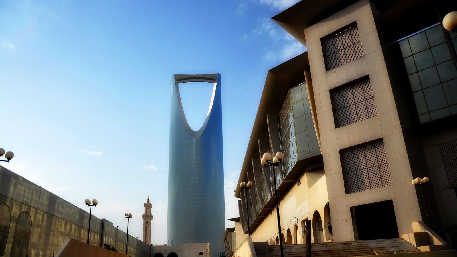 De Kingdom Centre Tower in Riyad tegen een blauwe lucht