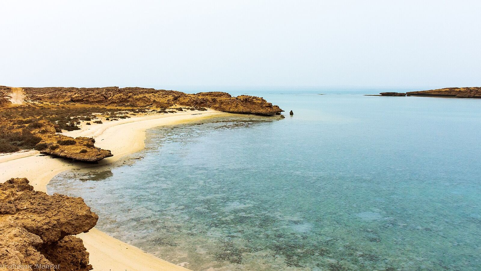 Helder blauw water en rotskust van de Farasan-eilanden