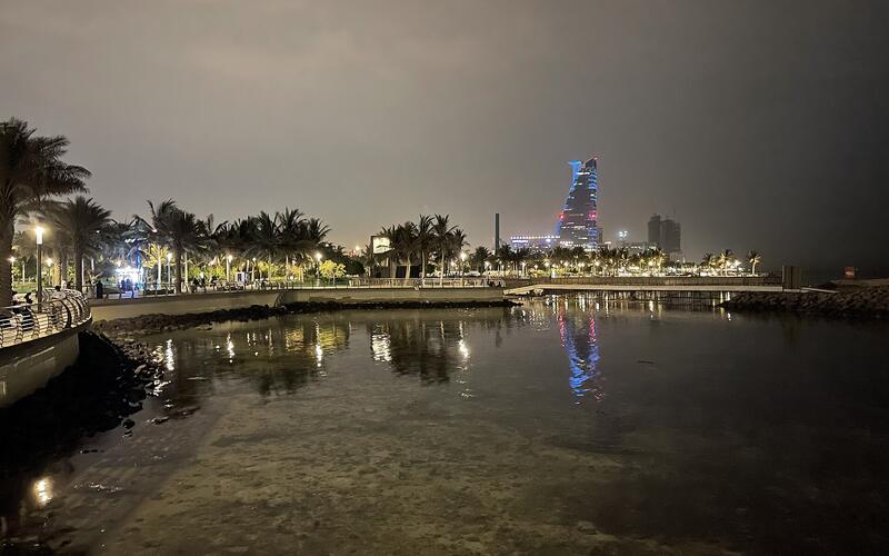 De Corniche van Jeddah bij nacht, waar het stratencircuit ligt