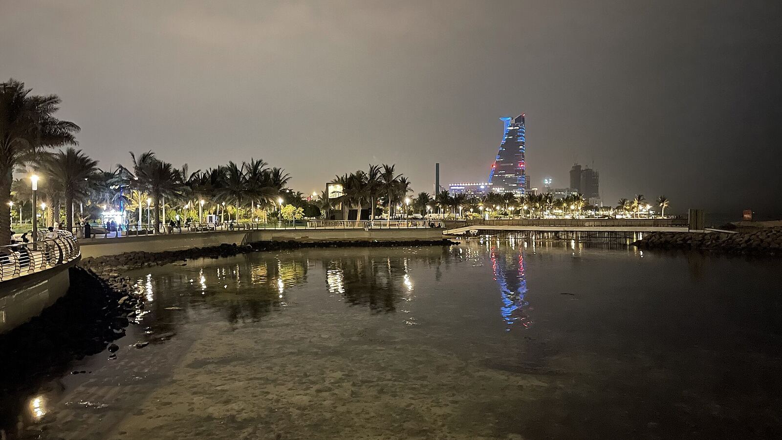 De Corniche van Jeddah bij nacht, waar het stratencircuit ligt