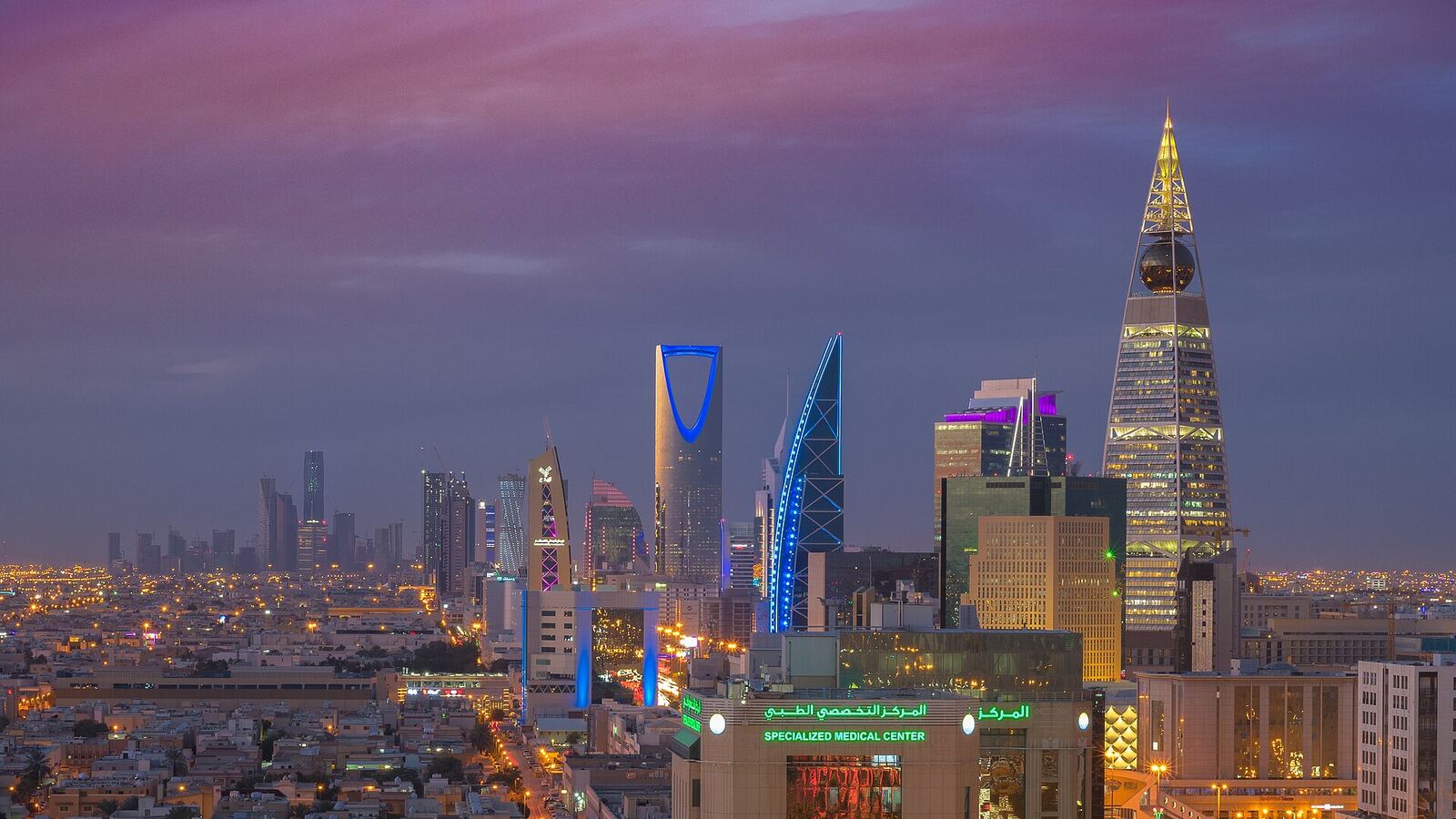 De verlichte skyline van Riyad bij avond met het financiële district KAFD
