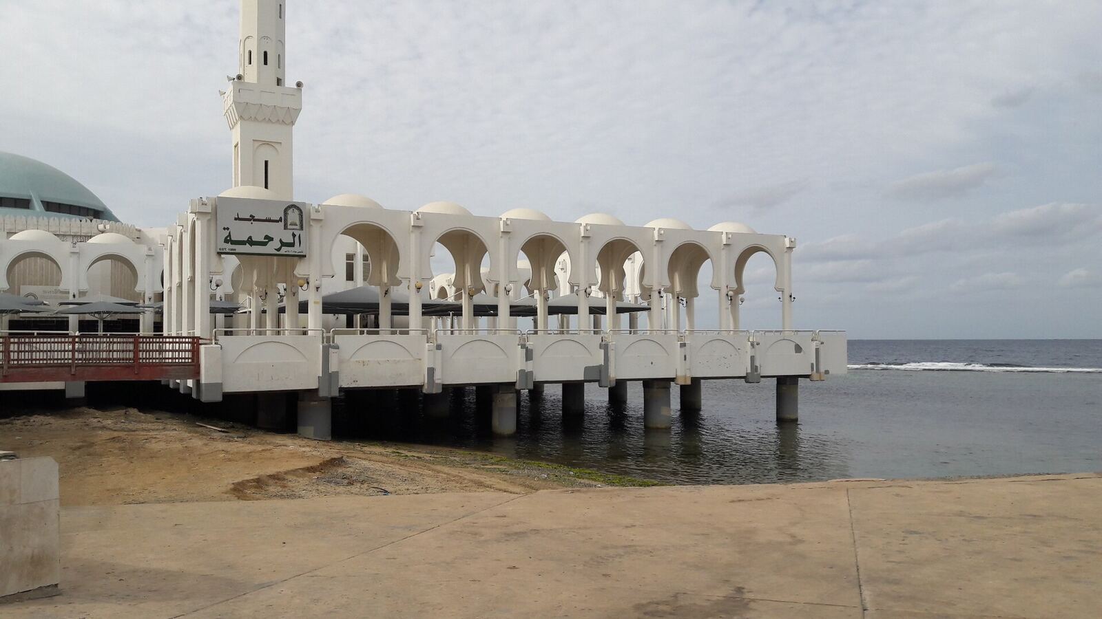 De drijvende Al-Rahmah-moskee aan de Corniche van Jeddah