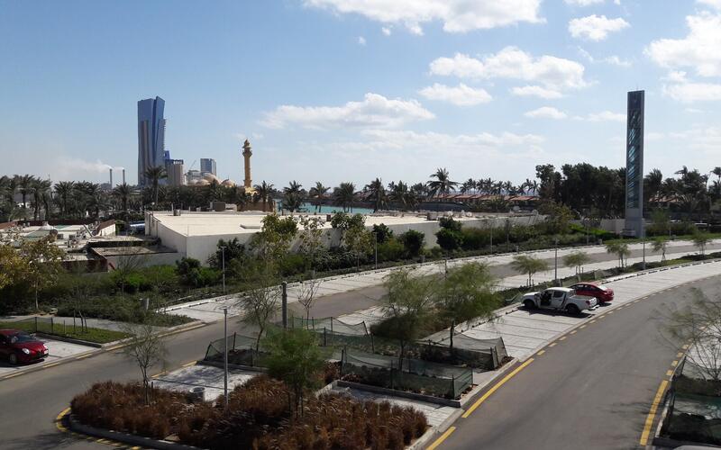 De Corniche van Jeddah met palmbomen en de Rode Zee