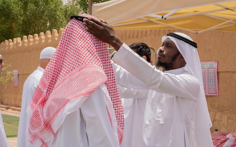 Saoedische mannen in traditionele thobe en shemagh