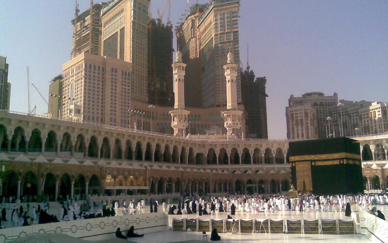 De Abraj Al-Bait-klokkentoren boven de Grote Moskee in Mekka