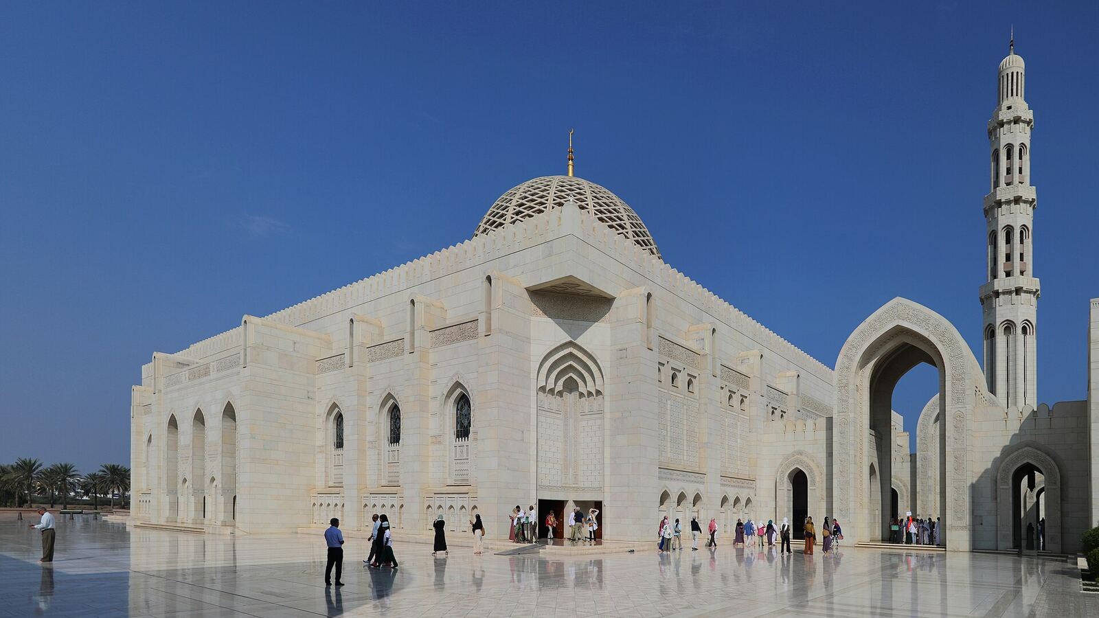 De witte Sultan Qaboos-moskee in Muscat, Oman