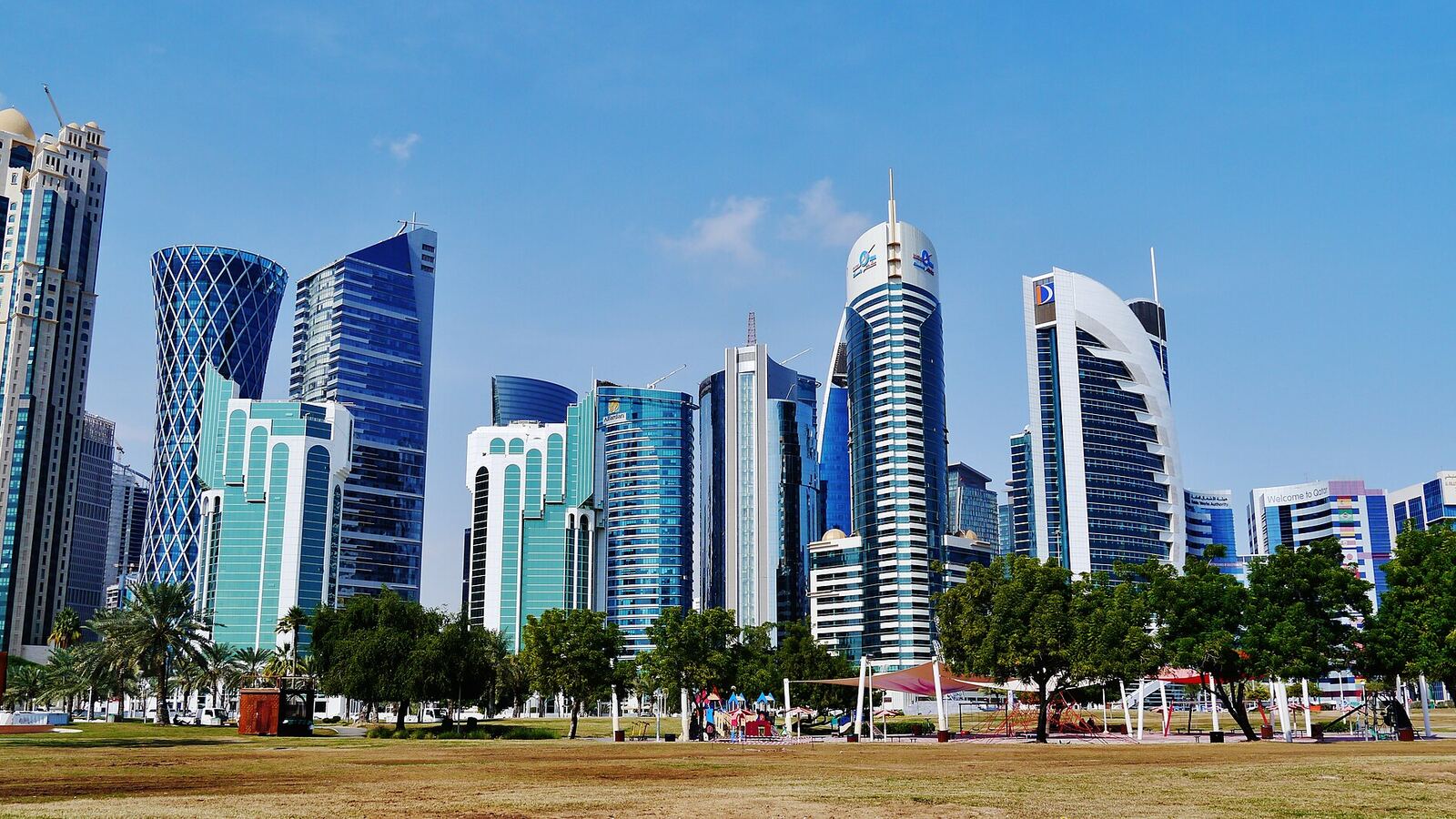 De moderne skyline van West Bay in Doha, Qatar