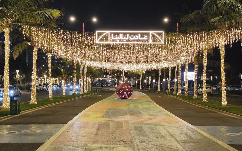 Feestverlichting in een straat tijdens de ramadan