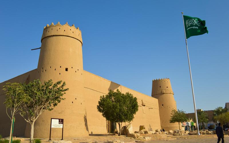 Het Masmak-fort in Riyad met de Saoedische vlag