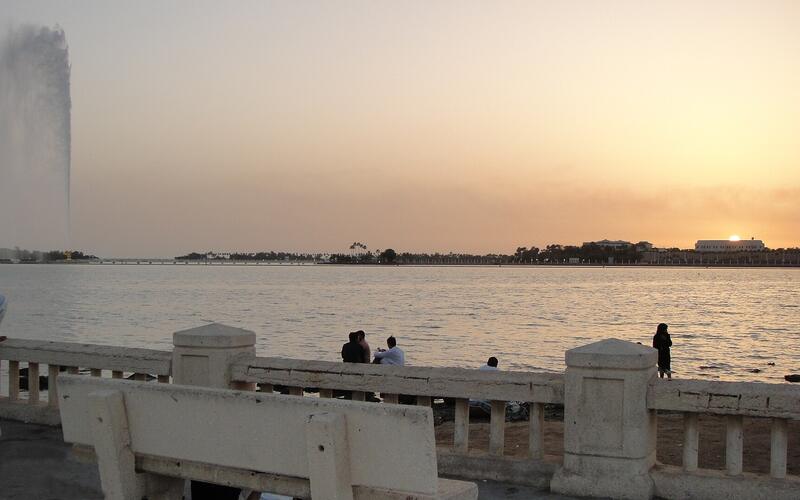 De King Fahd-fontein in Jeddah bij zonsondergang