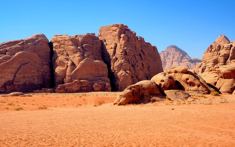 Rode rotsen en zand in de woestijn van Wadi Rum, Jordanië