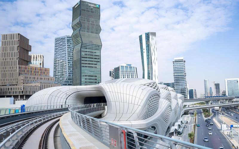 Het futuristische metrostation in het financiële district van Riyad