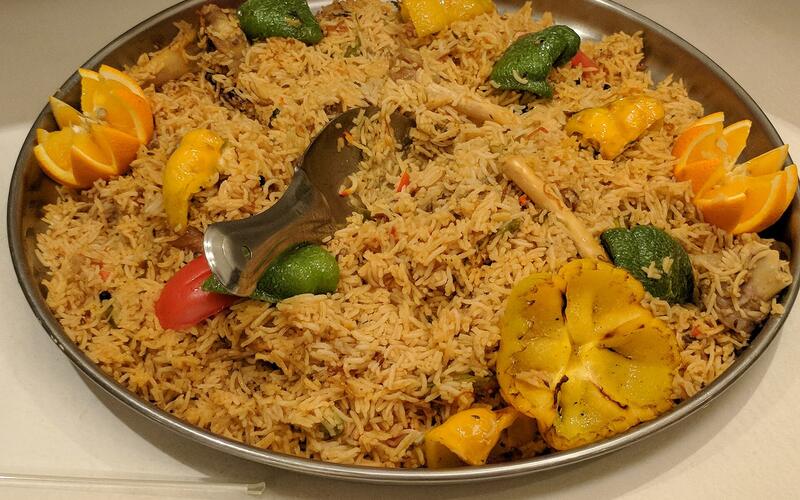 Een schaal kabsa, rijst met vlees en specerijen