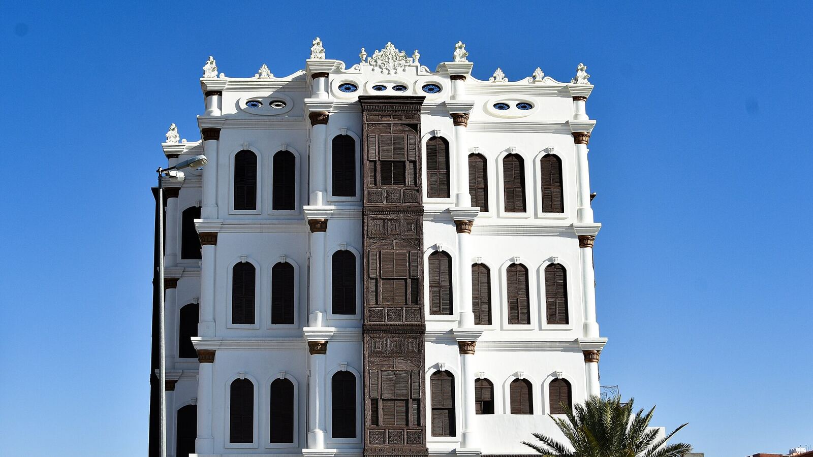 Historisch wit paleis met houten erkers in Taif
