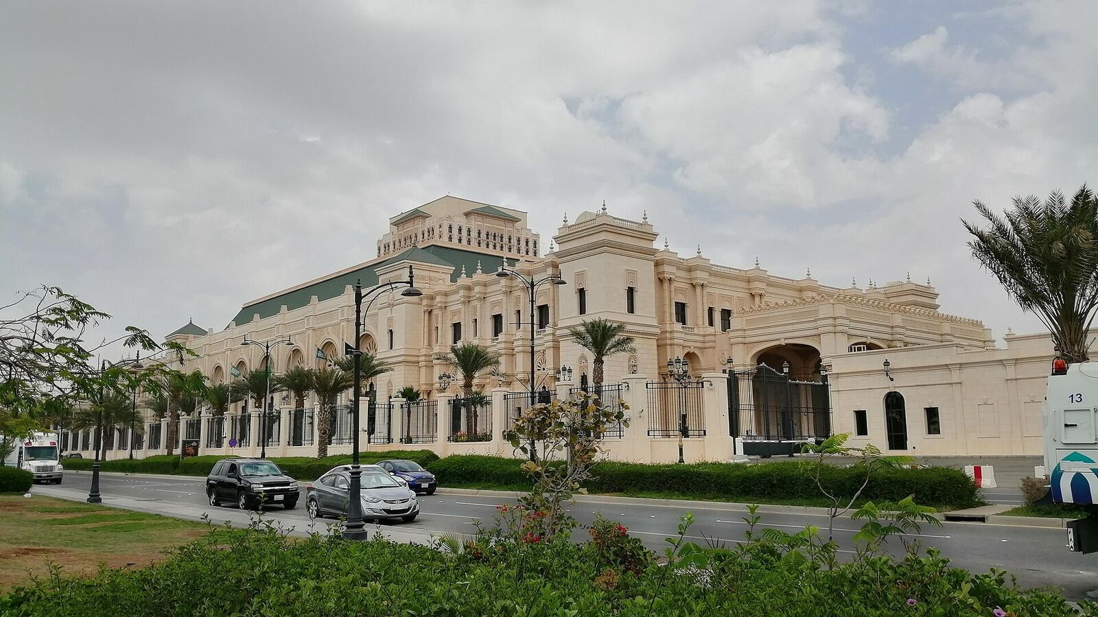 Een historisch hotelgebouw met tuin in Saoedi-Arabië