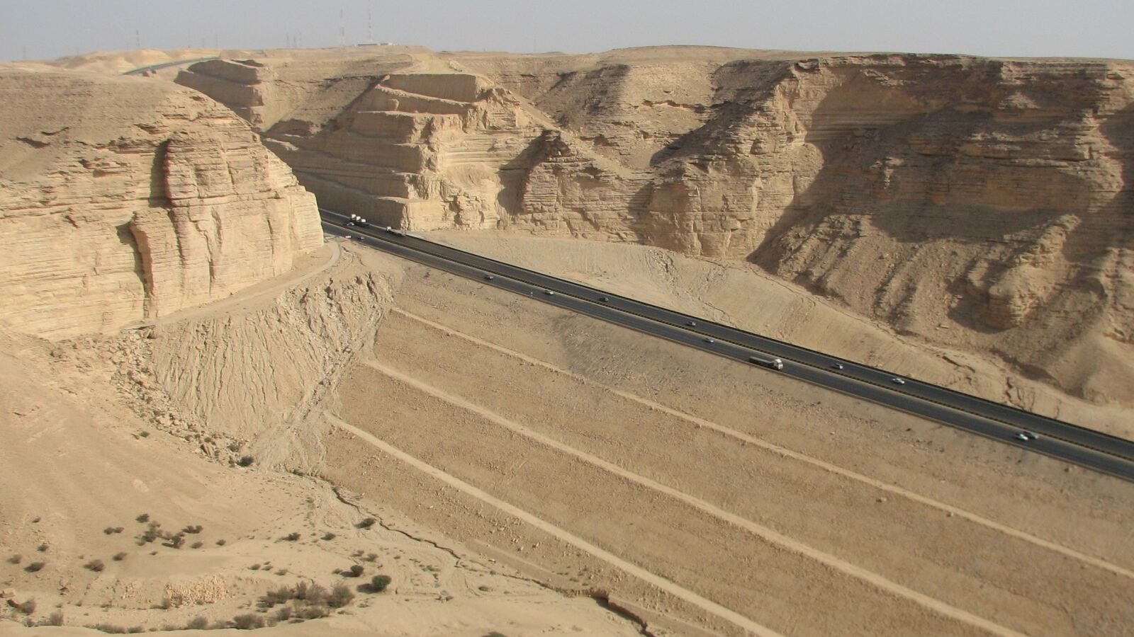 Wandelpad langs de Tuwaiq-escarpment in de woestijn bij Riyad