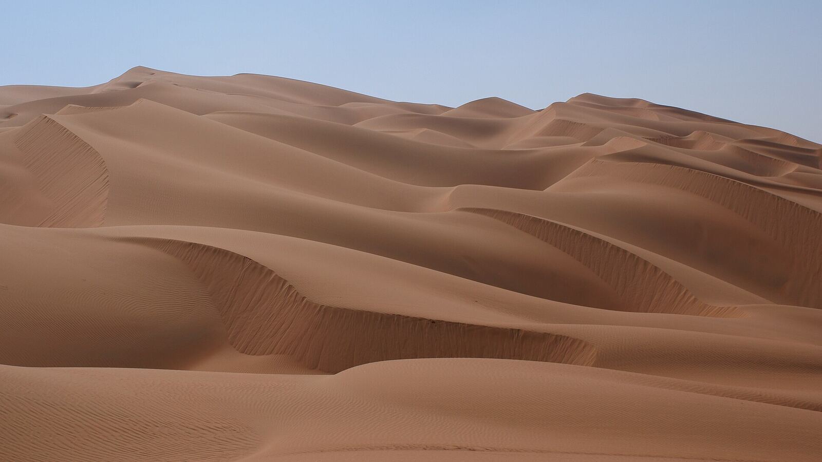 Golvende zandduinen in de Rub al-Khali-woestijn